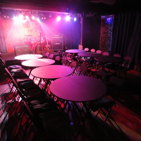 本格的な照明と音響が整ったステージをご用意しております!バンド演奏はもちろん、カラオケやダンス発表会など、盛り上がること間違いなし◎出演者と観客が一体になれる距離感で、ライブハウスならではの臨場感を肌で感じながら最高のパーティをお楽しみいただけます。