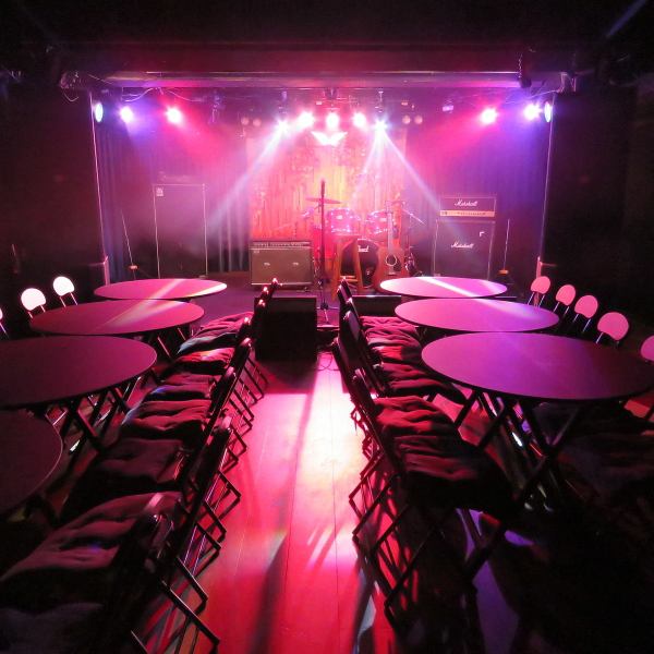 壁一面に描かれたマンハッタンの夜景が、都会的でスタイリッシュな雰囲気を演出します。着席50名・立食100名まで対応可能な広々とした空間は、結婚式の二次会や企業のレセプション、交流会にも最適。照明の調整により、クールな雰囲気から温かいパーティまで幅広く対応可能です!