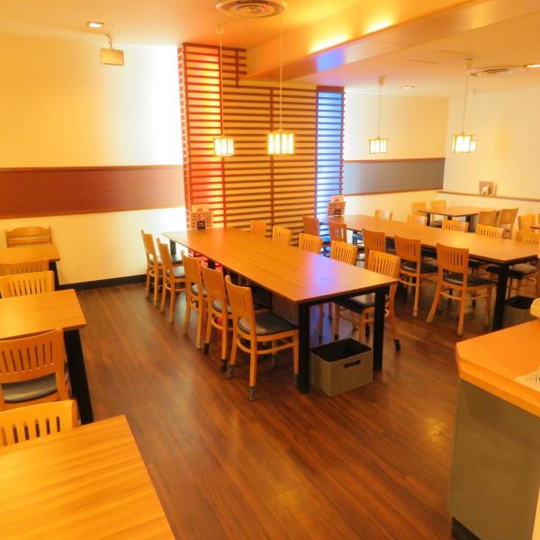The spacious seating is perfect for farewell parties and banquets.
