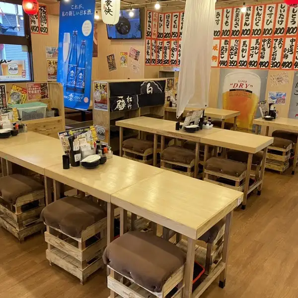 落ち着いた色調で統一された店内には、様々な人数に合わせて柔軟にレイアウトを変更できる、快適なテーブル席を豊富に完備しております。隣を気にせずくつろげる広々とした配置で、居心地の良さを追求した設計です。会社帰りの一杯から各種宴会まで、幅広いシーンで周りを気にせず素敵な時間をお過ごしいただけます♪
