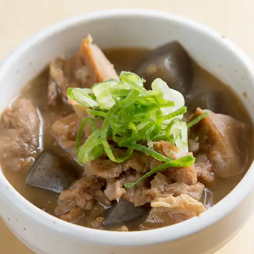 じっくり煮込んだ特製どてやきなど自慢の逸品が勢揃い!