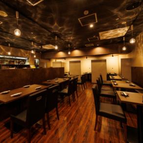 【宴会向け席】洗練された内装のお席は居心地の良い空間が広がります。