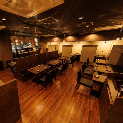 【2名様テーブル席】お仕事帰りのちょっとした飲み会にもお気軽にご利用下さい。