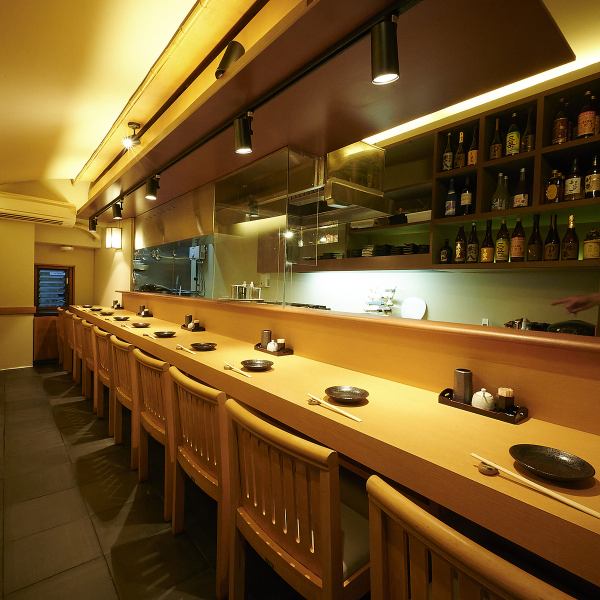 シンプルな和風の店内には、迫力満点の調理風景が見えるカウンター席をご用意