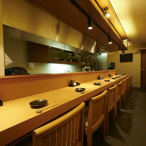 上質で落ち着きのある店内。大切な方との特別なお食事や、ゆったりと語り合う夜に最適です。