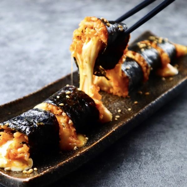 The original cheese kimbap, which is a hot topic on TikTok and Instagram now ☆ The super-stretchy cheese is just Instagrammable ◎ The sweet and salty sauce and the mellow cheese go great together♪ sushi)
