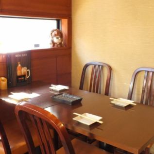 [1F] There is one table for 3 people ♪ Please use for dates, girls' meetings, small meals.