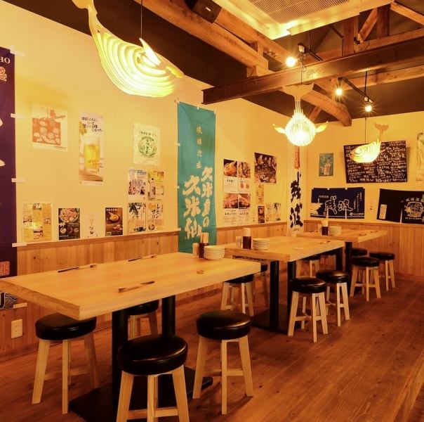 温もりを感じる木目調の店内には、カウンター席とテーブル席を合わせて全34席をご用意しております。ゆったりとした配置で、友人や家族と共に安心してお過ごしいただけます。どうぞお気軽にお越しください。