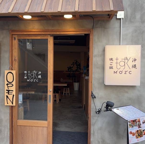 お店の外からも明るい店内の様子を垣間見ることができるので、初めての方でも安心して入店していただけます。国際通りに位置しているため、買い物帰りや観光の合間に気軽にお立ち寄りいただけます☆
