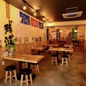 【桌席】備有兩人桌，方便任何人使用。推薦情侶外出用餐、居酒屋約會、與同事小酌一杯等場合。