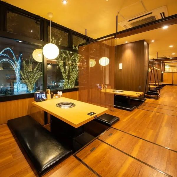 A spacious space unique to a store with about 130 seats.We can accommodate a small party with the bamboo blinds removed, or a large party with a large space between the wooden floors.Yamato's special yakiniku course starts at 3,800 yen! Online reservations are now being accepted!