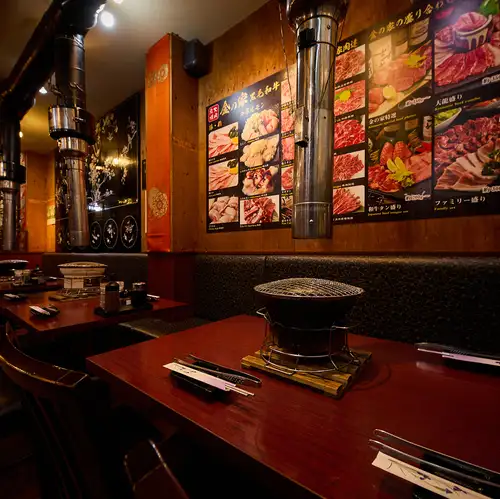 [Charcoal-grilled Yakiniku Kin no Ie] The restaurant has a stylish interior.The warmth of the wood grain creates a homey atmosphere♪ The air conditioning, which is less likely to leave odors, is another thoughtful touch☆ Please relax and unwind in the comfortable "Golden House".An open space perfect for private yakiniku (Japanese BBQ) parties! Please use it for student celebrations, company banquets, class reunions, and other various gatherings.