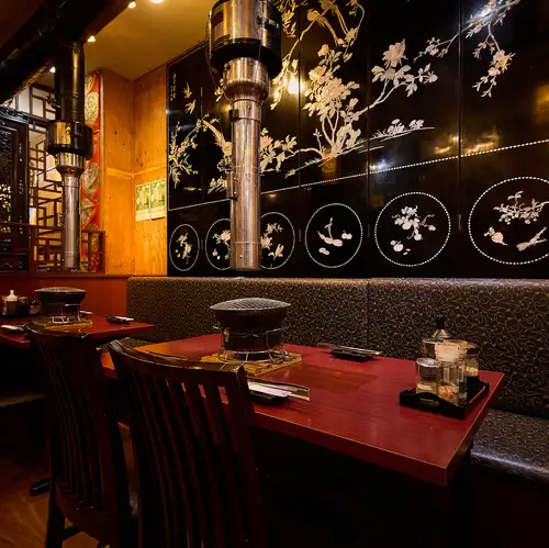 [For 4-8 people] Recommended for those who want to enjoy yakiniku in a relaxed atmosphere! Our completely private rooms with walls and doors ensure your privacy while you can enjoy all-you-can-eat yakiniku with a small to medium-sized group of friends♪ Perfect for anniversaries, birthdays, banquets, and various other occasions! (Please note that we may not be able to accommodate seat requests.)