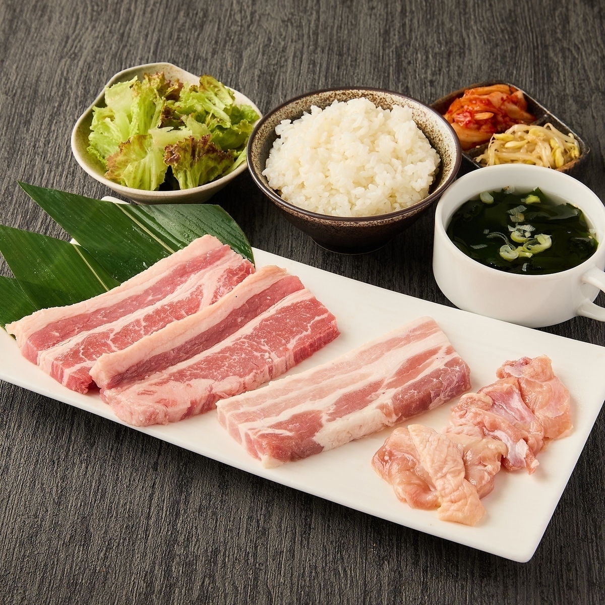 从中午开始，您可以享用轻松的烤肉套餐午餐！