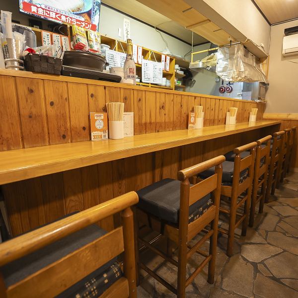 カウンター席はオーナーとの会話を楽しめる特等席◎お一人様も気兼ねなく立ち寄れる雰囲気で、日替わりのおばんざいをつまみに静かに飲むのも一興です◎日曜は12時から営業しており、大ジョッキ&メガジョッキで豪快に乾杯することもできます★