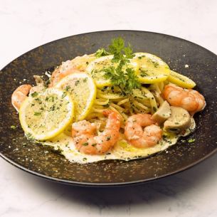 Refreshing cream pasta with plump shrimp and lemon