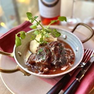 Beef cheek and red fruit braised in red wine, served with mashed potatoes