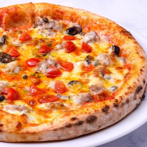 Pizza picante with salsiccia and olives