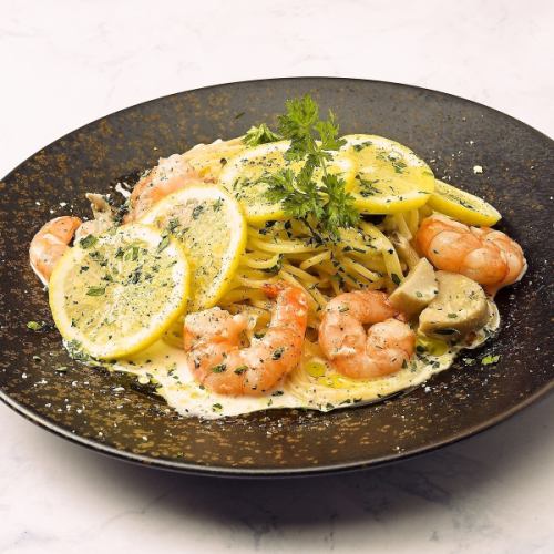 Refreshing cream pasta with shrimp and lemon