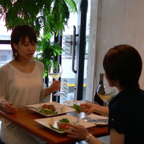 We are particular about natural dishes such as organic vegetables and natural yeast bread.It is an adult space that is not formal and accepts everyone.For dinner, we also offer a special course for women only for 3278 yen (tax included).
