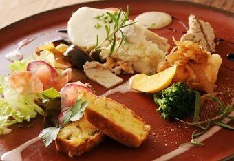 【圣诞特餐 12月24-25日】包含北海道坐垫烧牛肉的九道菜套餐,售价7000日元