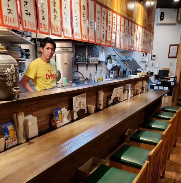 カウンター席は直接焼き上げる様子を見ることが出来る特等席♪一人でしっとり酒を楽しむもよし、二人でゆっくり楽しむもよし。［鹿児島/国分/霧島/焼き鳥/飲み放題/コース/女子会/家族/会社帰り/飲み放題/肉］