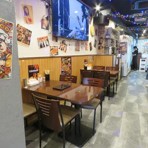 <p>明るい装飾に囲まれた空間で、リラックスしたお食事の時間を過ごせます◎店内にはテーブル席を複数ご用意しており、女子会や仕事終わりの飲み会など様々なシーンに最適です♪</p>