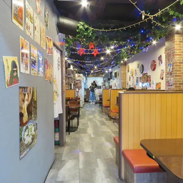 ネオンが輝く賑やかな店内には、どこか懐かしいレトロなポスターが壁一面に貼られており、まるで本場中国の屋台に迷い込んだかのような異国情緒あふれる空間が広がります◎