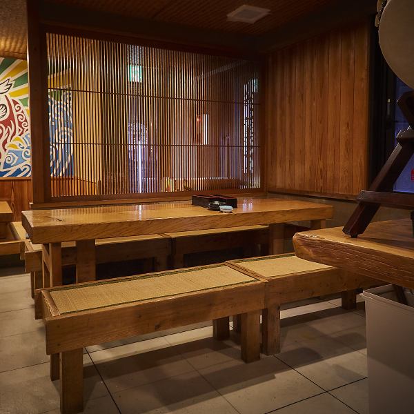 団体様向けのお席もご用意ございます。友人同士の集まりや会社の飲み会にもぴったり。にぎやかな店内ながら、プライベート感もしっかり確保されています。目の前で繰り広げられる調理の臨場感を味わえるカウンター席。ひとり飲みやデートにおすすめの特等席で、出来立ての料理とともに心地よい時間をお楽しみください。