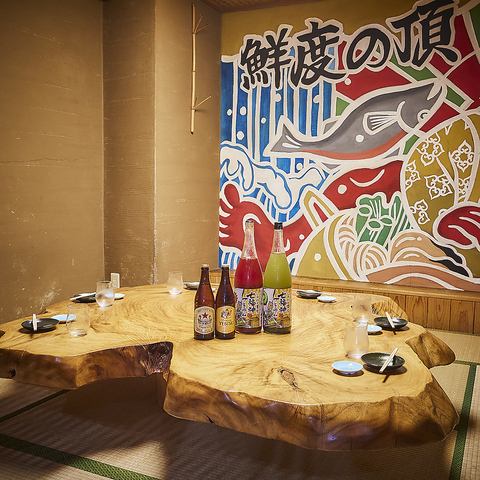 这是一个充满休闲氛围的榻榻米休息区。您可以在任何情况下使用它，无论您是想自己快速喝一杯还是进行长时间的交谈。我们为我们微笑的员工和舒适的空间感到自豪。