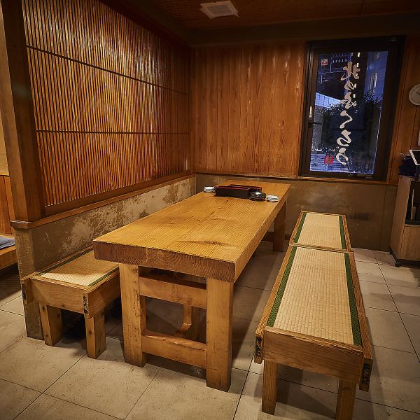 団体様向けのお席もご用意ございます。友人同士の集まりや会社の飲み会にもぴったり。にぎやかな店内ながら、プライベート感もしっかり確保されています。目の前で繰り広げられる調理の臨場感を味わえるカウンター席。ひとり飲みやデートにおすすめの特等席で、出来立ての料理とともに心地よい時間をお楽しみください。