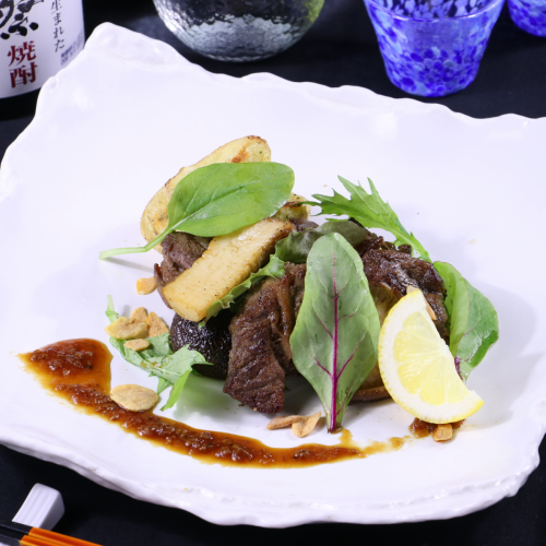 サラダ仕立てのビーフカットステーキ