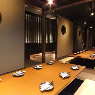 我们的私人包间最多可容纳 20 人，是公司聚会和其他类型宴会的理想场所。我们还提供各种畅饮套餐。