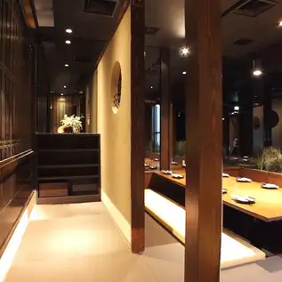 这个座位区最多可容纳 20 人。我们可以应对各种情况，欢迎随时联系我们进行咨询。