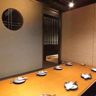 我们的8人私人包间非常适合小型团体聚餐和其他聚会。在舒适的空间里享用美食，还可以伸展双腿。