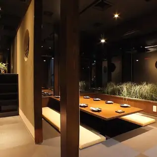 它最多可容纳20人。您可以在优雅的环境中享用美食。品尝用新鲜食材烹制的菜肴，例如马肉刺身和关市竹荚鱼。