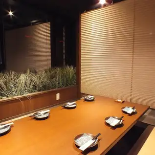 我们的私人包间最多可容纳 8 人，为您提供舒适的用餐空间，您可以在这里轻松交谈。
