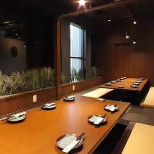 它最多可容纳20人。有关公司聚会和其他大型活动的事宜，请随时与我们联系。我们还提供包含无限畅饮选项的各种课程。