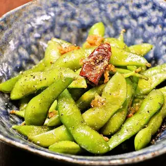 Hot and fragrant edamame peperoncino