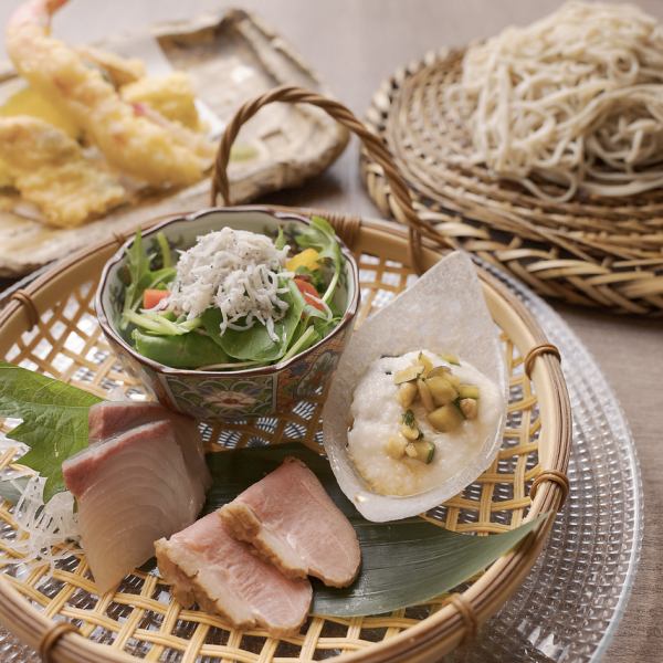 ランチタイム限定の『お蕎麦御膳』では【炭と蕎麦 那由多 六甲道店】自慢の蕎麦と天ぷらをお昼から楽しめる