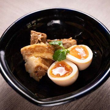 豚軟骨やわらか煮と燻製半熟煮玉子