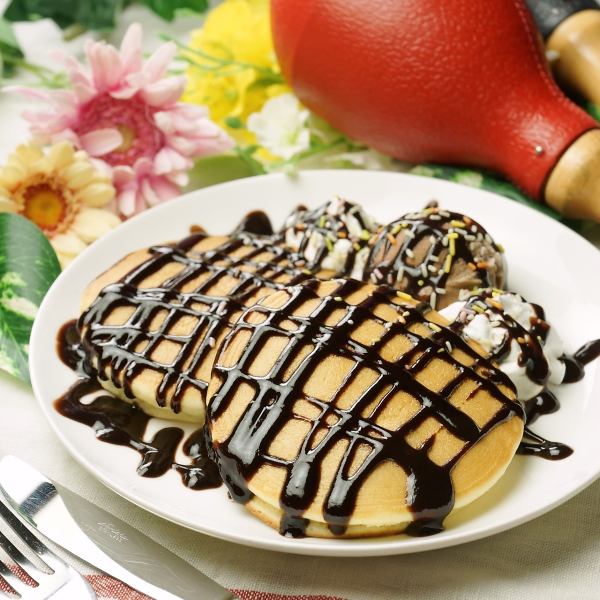 ≪A must-see for your sweet tooth★Blissful sweets≫ Pancakes ♪ Luxurious toppings of chocolate and ice cream on fluffy dough that spreads the sweetness ◎