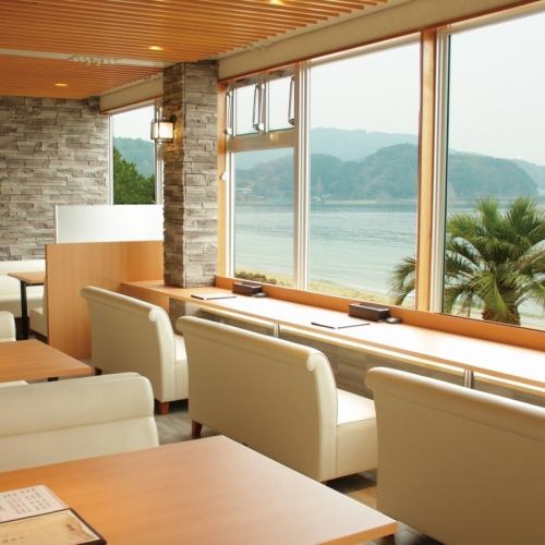 Have a banquet at a restaurant overlooking the sea!