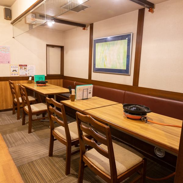 There are many table seats in the calm atmosphere of the restaurant.It is an easy-to-use seat for meals with family and friends, small drinking parties and banquets.Please feel free to use it in various scenes!