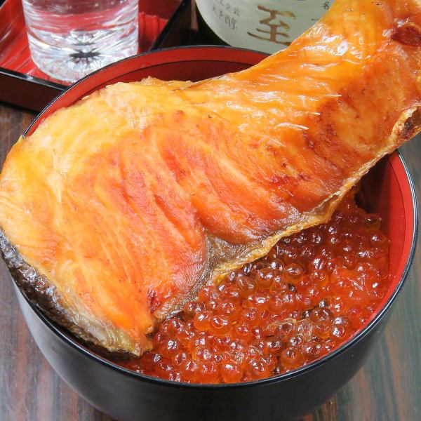 【柴田的名产！】新鲜焦黄的大块鲑鱼肚和北海道鲑鱼子一心丼