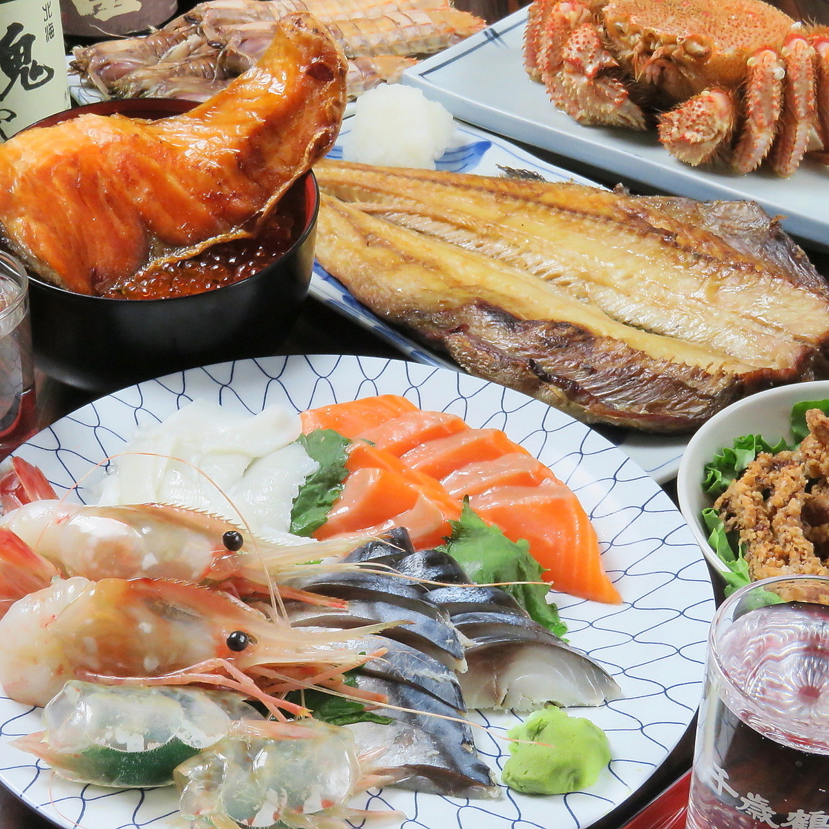 小樽市場直送、目利きのマスターが選ぶ看板！今日の刺し盛りと酒