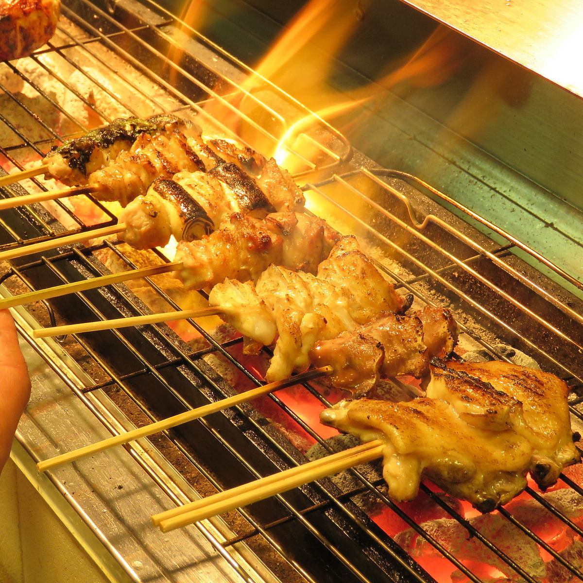 一本一本丁寧に炭火で焼き上げる自慢の焼きとり160円(税込)～！