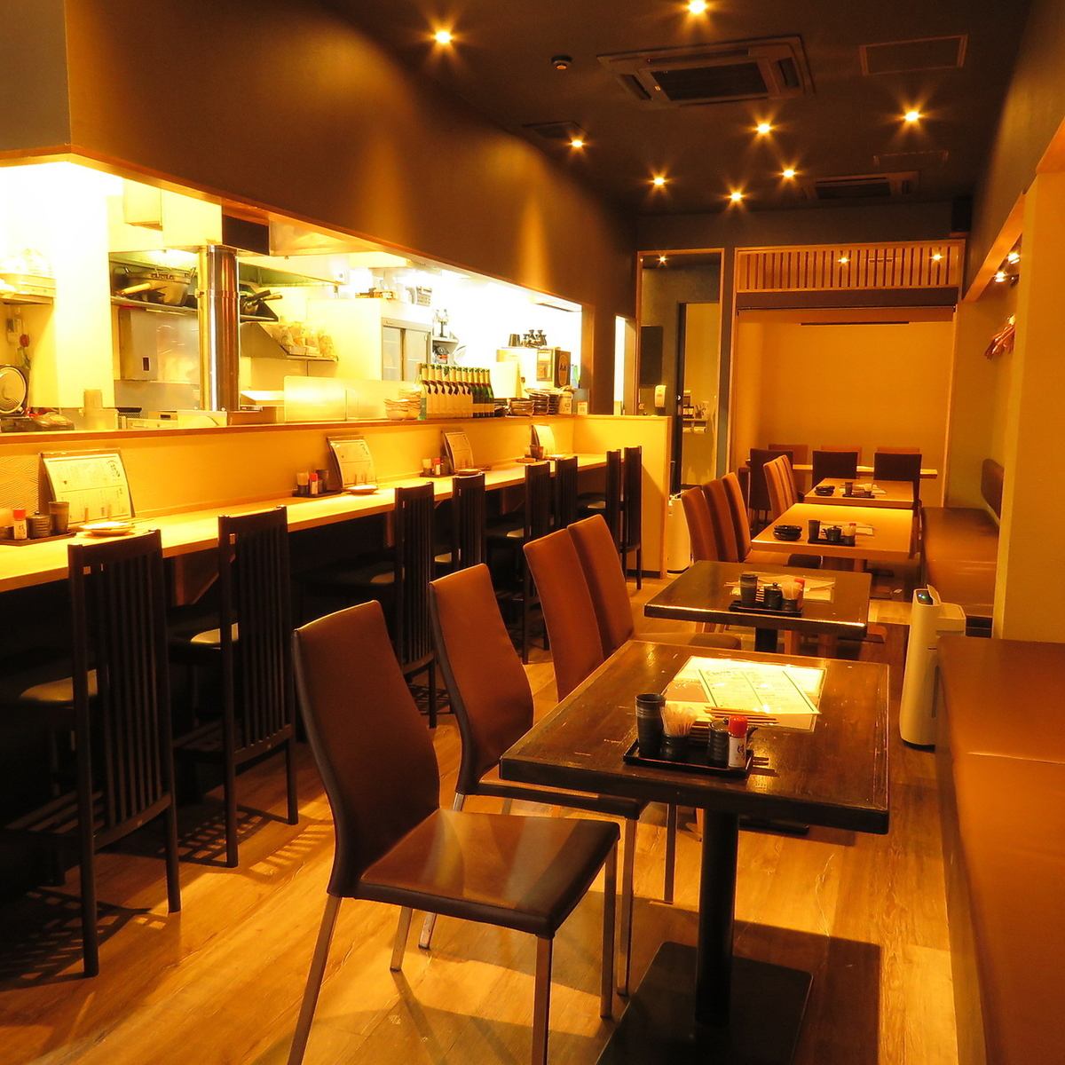 木の温かみを感じる落ち着いた店内でお料理をお楽しみください！