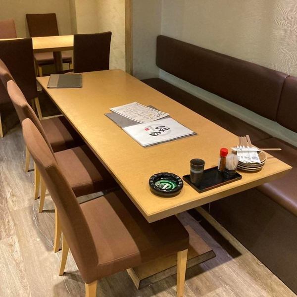 【テーブル席】4名様と6名様でご利用いただけるテーブル席をご用意しております。ゆっくり寛げるテーブル席は、シーンを選ばず使いやすい雰囲気です！人数に応じたお席をご用意できますので、お気軽にご相談ください。