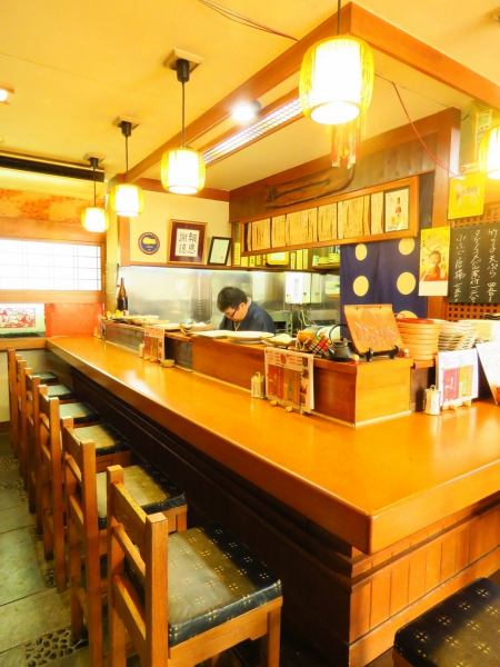 The counter is No. 1's popular seat.Looking at the place where I cook in front of you, it seems that I would like to order other people's orders.